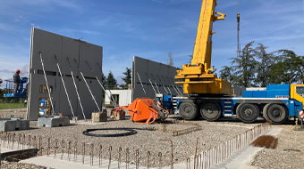 construction des murs pour le club house de chassieu avec l accompagnement de tokonoma agency amo